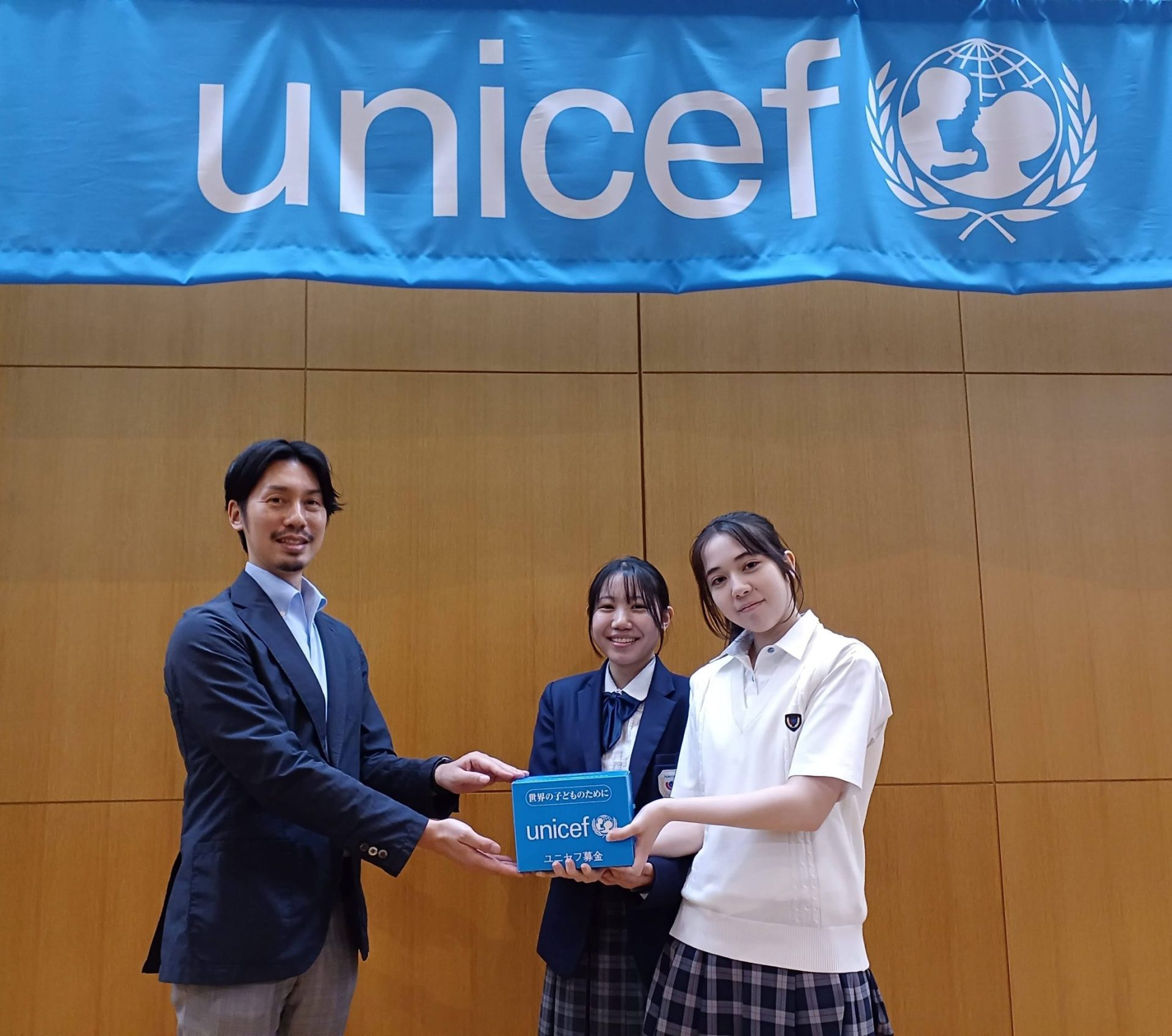 ユニセフハウスへ外貨募金を届けました | 順天中学校・高等学校